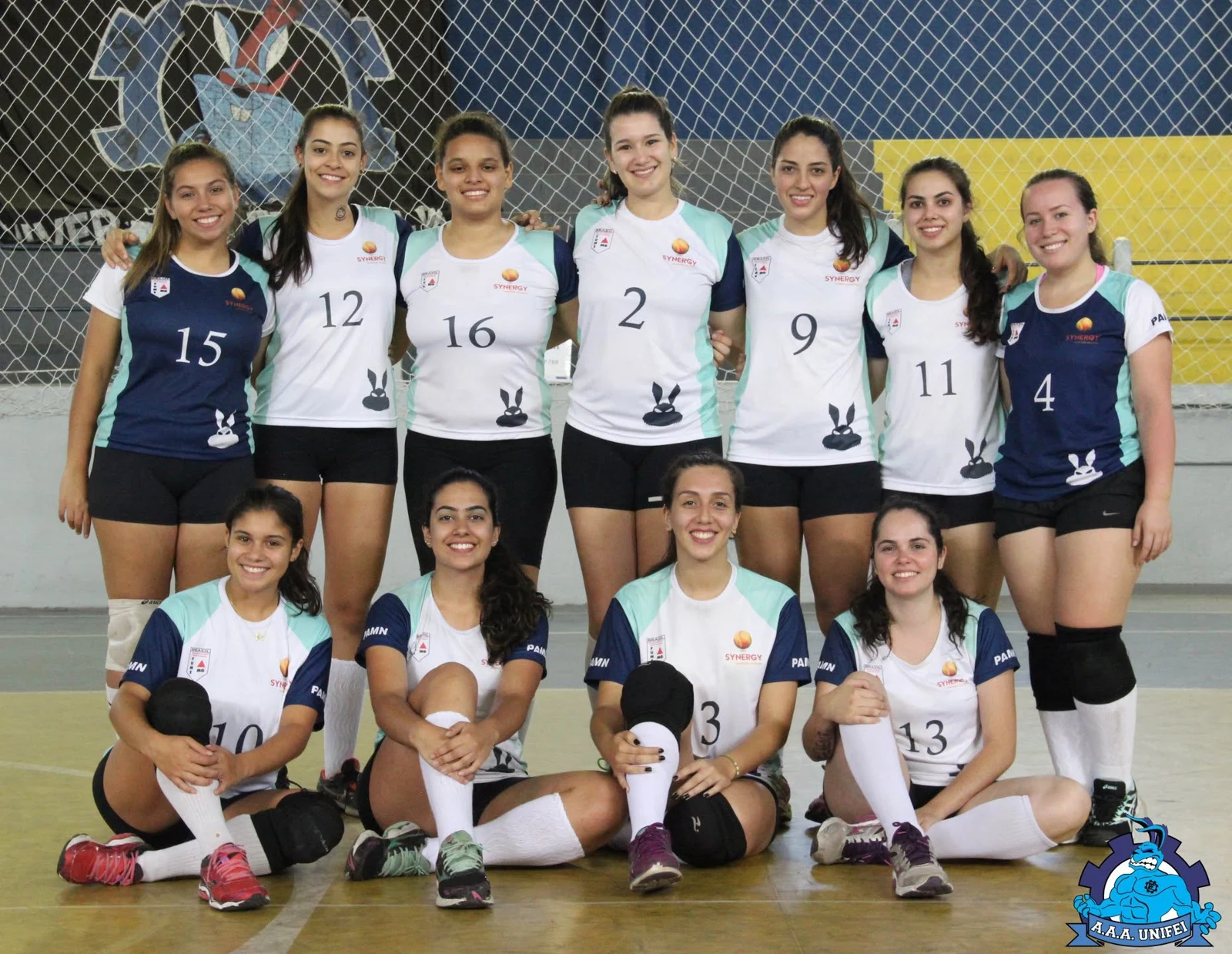 Equipe feminina em ginásio